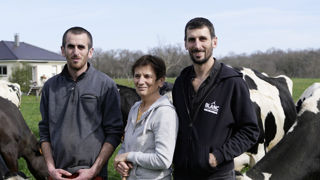 Au pays du maïs, Benjamin (à gauche) et Julien Herran, avec leur mère Sylvie, ont introduit l'herbe avec succès. Ils ont également amélioré la longévité des vaches. First, à gauche de Benjamin, leur a ainsi donné 120 000 l de lait et dix veaux. Au pays du maïs, Benjamin (à gauche) et Julien Herran, avec leur mère Sylvie, ont introduit l'herbe avec succès. Ils ont également amélioré la longévité des vaches. First, à gauche de Benjamin, leur a ainsi donné 120 000 l de lait et dix veaux.